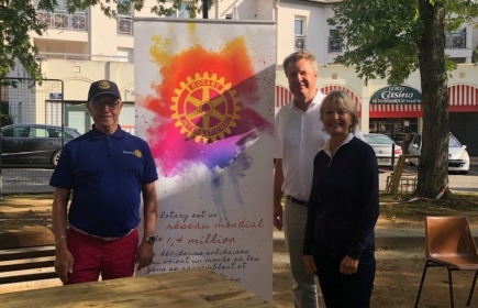 Daniel MEUNIER, son épouse Béatrice et Eloi de MONTBEL assurent la permanence à Fontaines-Saint-Martin.