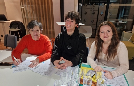 Carmen Sanchez et Agathe signent avec Gabriel la convention.